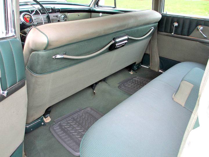 Gott benutrymme även i baksätet på 1953 Buick Roadmaster Riviera Sedan.