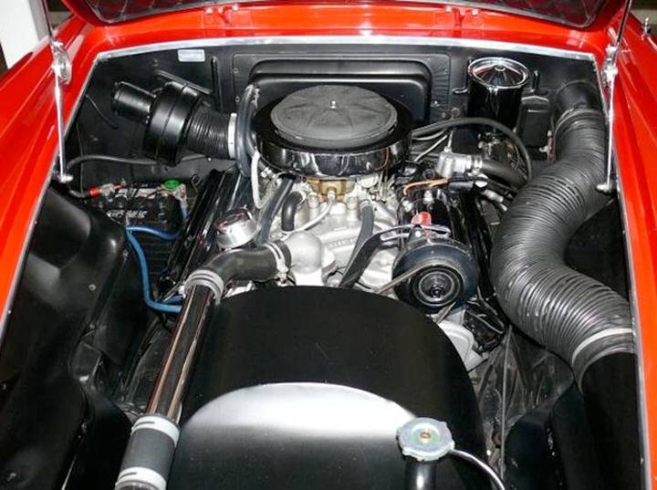 Den 321 cu.in. stora HEMI V8-motorn var imponerande för sin tid.