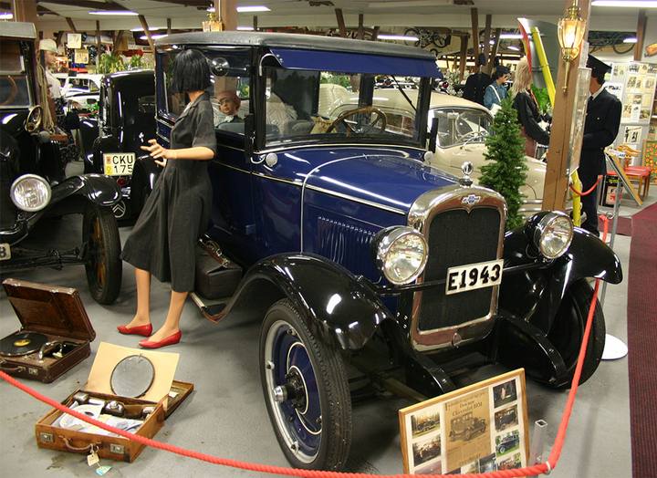 Vad vore väl ett bilmuseum utan Chevrolet? Här pryder en 1927 Chevrolet Capitol sin plats. Notera skyltdockorna och alla nostalgiska prylar runt omkring bilen.