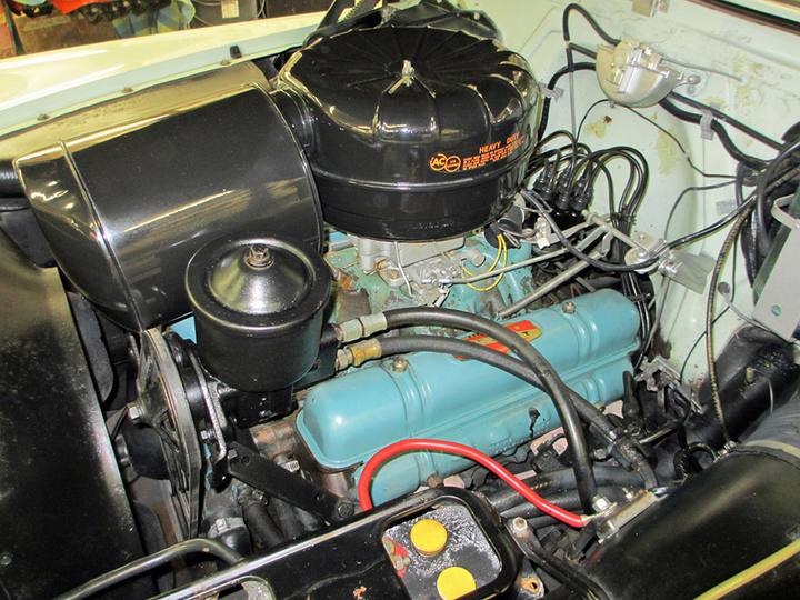 Den berömda V8-motorn på 322 cu.in. med sina karaktäristiska ventilkåpor.