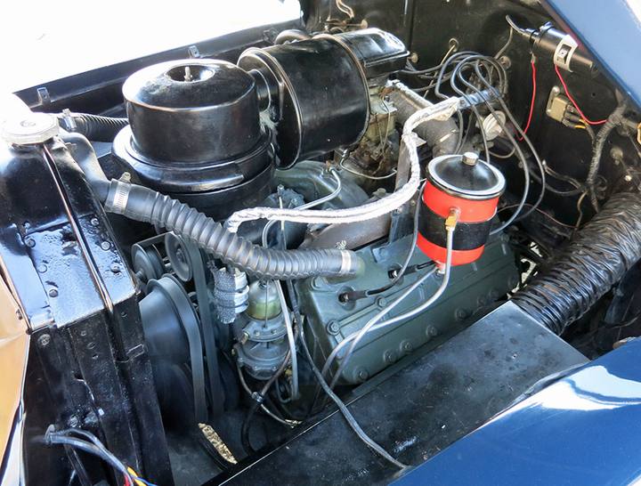 V8:an med sidventiler och på 346 cu.in. i propert originalutförande. Enda avvikelsen är övre kylarslangen som är en universal. Kanske inte så lätt att hitta en original och gummislangar har ju en benägenhet att få torrsprickor.