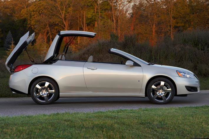 2009 Pontiac G6 Convertible med nedfällbart tak i bakpartiet.