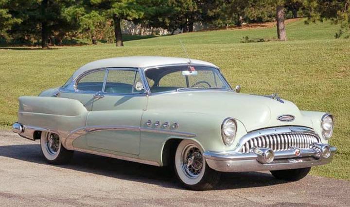 Buick Roadmaster Riviera Hardtop med exklusiva ekerfälgar, verkligt breda vita däcksidor och takmonterad radioantenn.