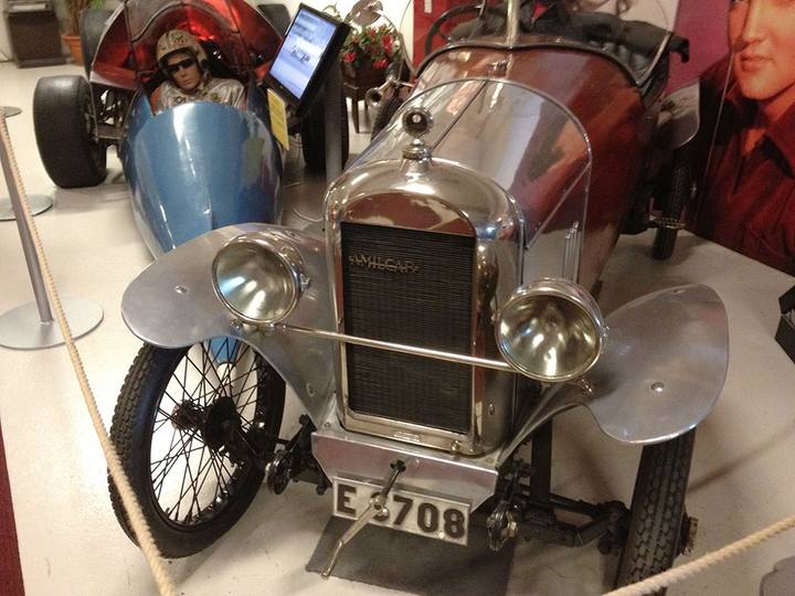 I förgrunden en ovanlig 1922 Amilcar som var ett franskt bilmärke. Till vänster skymtar fronten på Arnold Sundqvists raketbil Silver Streak Jet från 1972.
