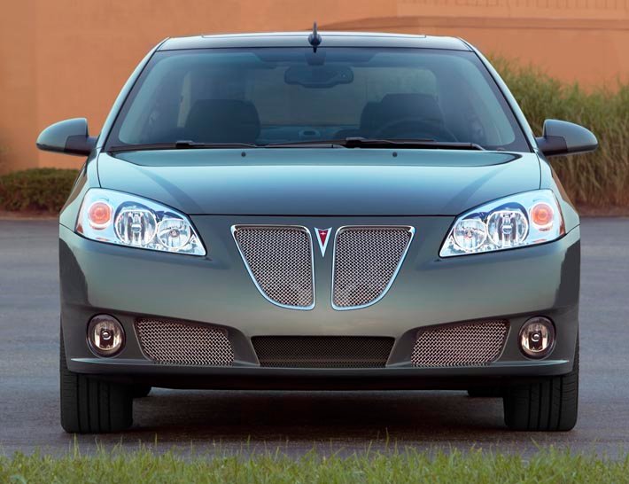 2009 Pontiac G6 GXP har en front med rena linjer, med stänk av både sportighet och aristokrati.