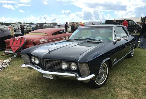 Allan Holmlund i Lund är lycklig ägare till denna midnattsblå 1964 Buick Riviera. Formgiven av Bill Mitchell, samma designer som exempelvis 1963 Corvette!