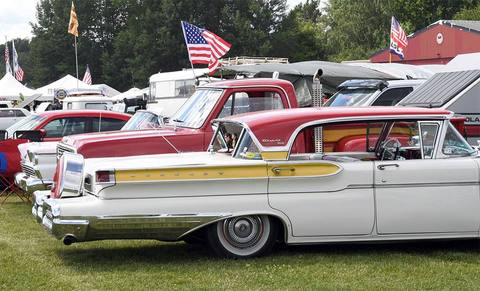 På Power Big Meet samlas entusiastfordon av de mest skilda slag. I förgrunden en 1957 Mercury Turnpike Cruiser med tredelad bakruta och continental kit.