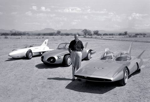 Redan 1954 experimenterade GM med jetmotordrivna bilar. Till vänster 1954 Firebird I, därefter 1956 Firebird II och till höger 1958 Firebird III. Han var inte bara den störste formgivaren genom tiderna — han var även den störste i storlek! Harley J. Earl.