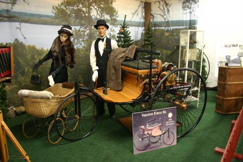En autentisk kopia av 1886 Benz Motorwagen, världens första bil. Historien låter berätta att Karl Benz var nöjd över konstruktionen och skulle testköra dagen efter. Men då var bilen borta! Det finns (och har tydligen alltid funnits) ”förvetna” kvinnor. Fru Benz hade snott bilen utan makens vetskap och företagit en längre tur!