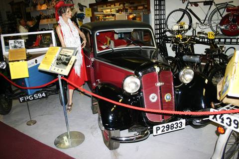 1937 DKW Typ F 7 i de typiska färgerna rött och svart. På sin tid en mycket framgångsrik liten bil och dessutom framhjulsdriven!