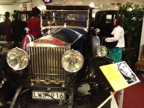 Fru Airi E. Olfwenstam är uppenbarligen mycket intresserad av inredningen i Greta Garbo´s 1927 Rolls-Royce Phantom I.