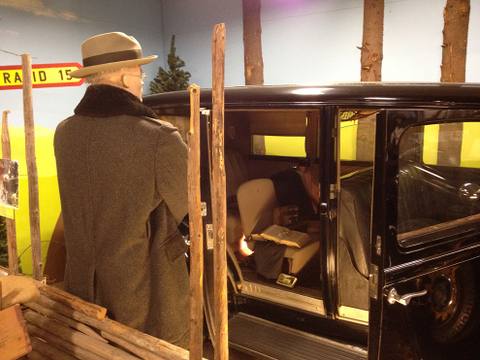 Nationalskalden och Nobelpristagaren Verner von Heidenstam läser gärna en av sina dikter! Här vid hans 1931 Chrysler Imperial 7p Sedan.