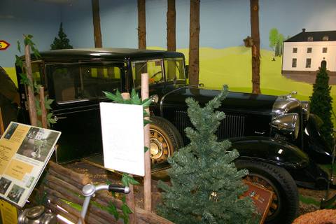 Verner von Heidenstam´s mäktiga 1931 Chrysler Imperial 7p Sedan tillsammans med väggmålning av Övralid.