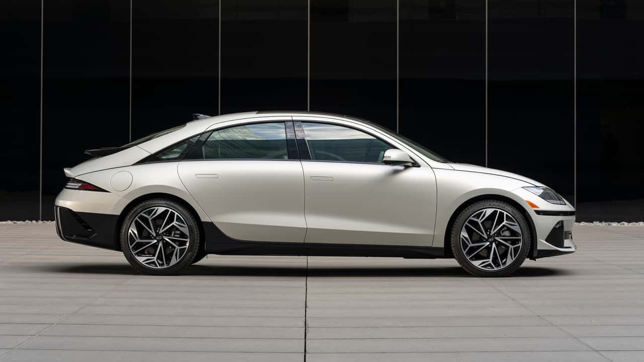 Den låga sedanformen ger Ioniq 6 god effektivitet och lång räckvidd, men kostar lastutrymme jämfört med en suv. Bild: insideevs.com.