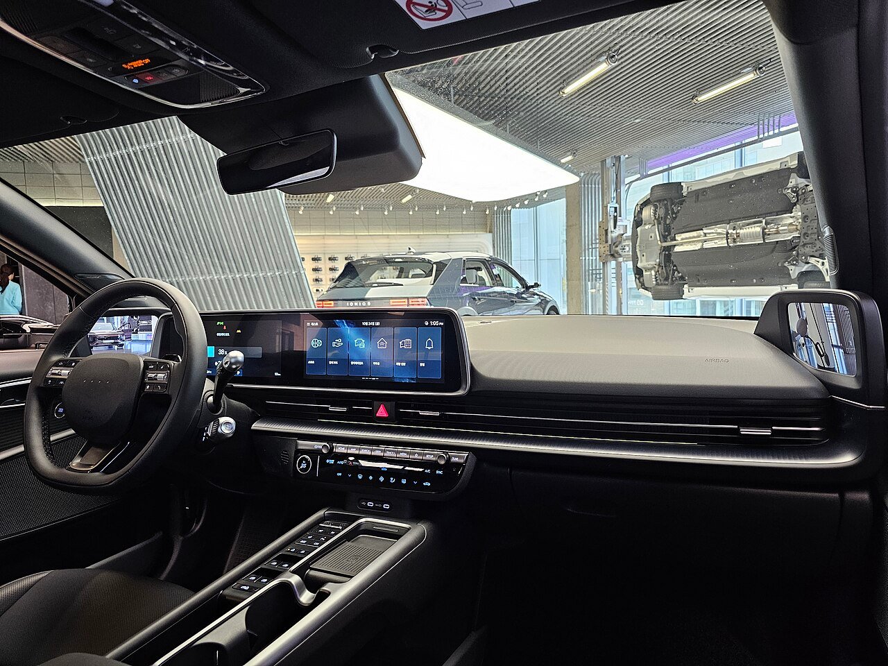 Kupén i Ioniq 6 sedd från passagerarsidan. Inför ett begagnatköp bör du be om skriftliga garantivillkor för laddenheten ICCU och 12-voltsbatteriet. Foto: Damian B Oh, CC BY-SA 4.0.