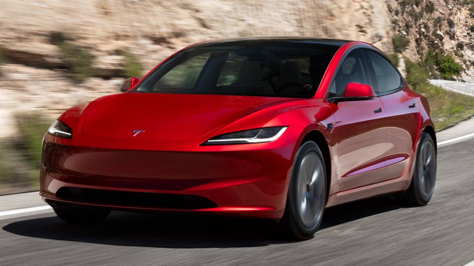 Tesla FSD blir Assisted Driving – namnbyte även i Sverige