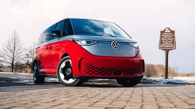 Röd och silverfärgad Volkswagen ID. Buzz sedd snett framifrån på en stenlagd yta. Bildkälla: motor1.com; fotograf/bildrätt ej verifierad.