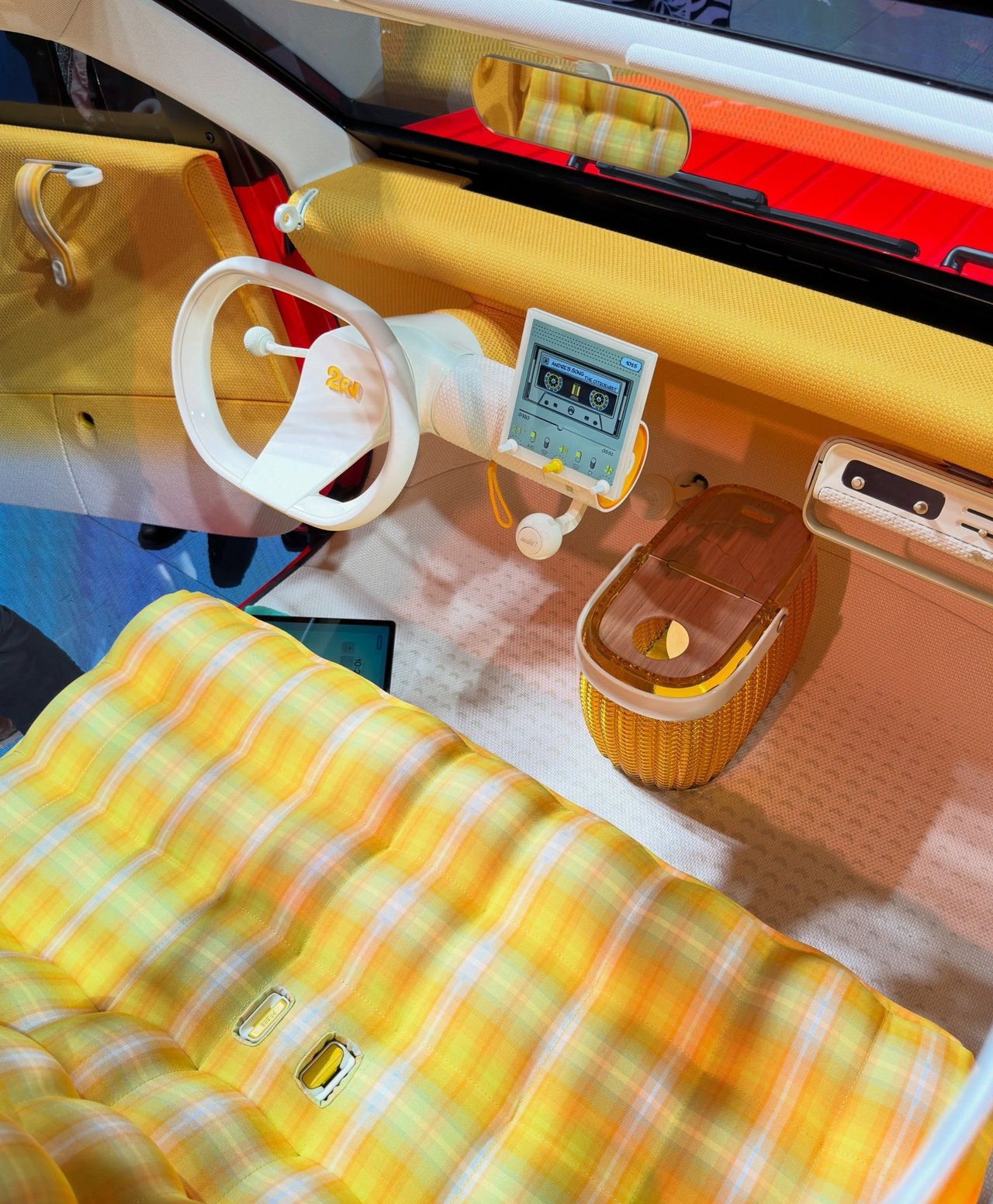 Interiören i Citroën 2CV Concept med tygklädda säten och en enkel instrumentering. Foto: 2cv2026, Wikimedia Commons (CC BY-SA 4.0)