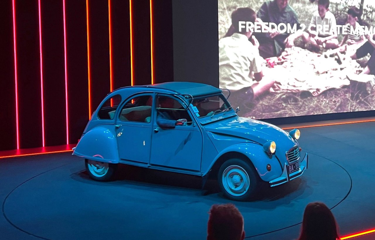 En klassisk Citroën 2CV på Citroëns monter i Paris 2026, som jämförelse med konceptet. Foto: 2cv2026, Wikimedia Commons (CC BY-SA 4.0)