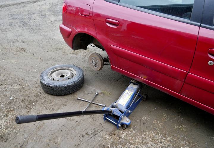 Byta hjul på elbil? Ett domkraftsmisstag kan skada batteriet
