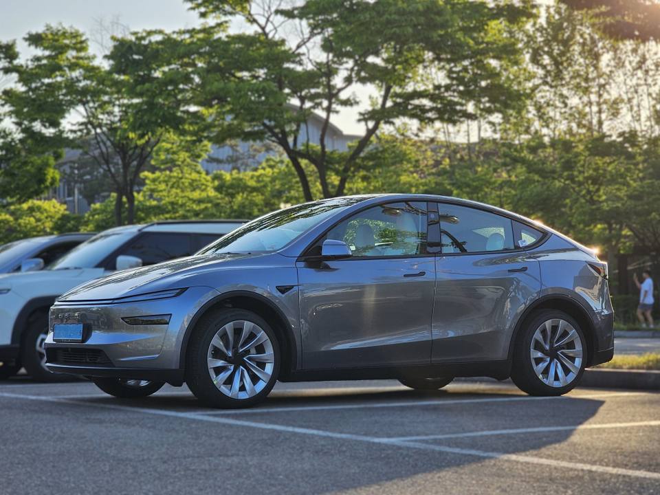 Tesla FSD blir Assisted Driving – namnbyte även i Sverige