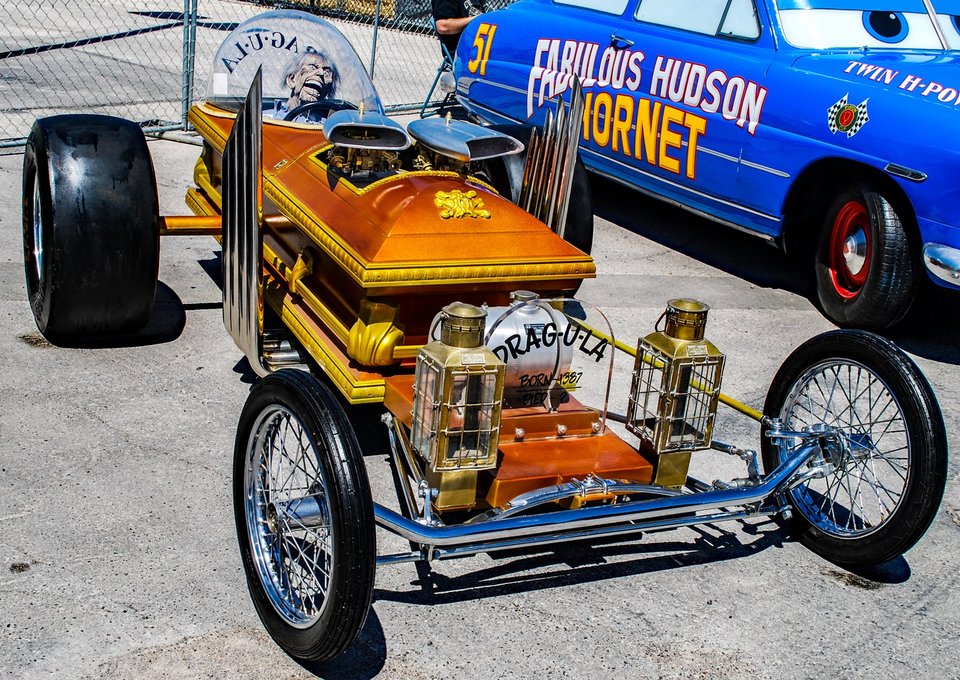 DRAG-U-LA, dragracern med likkista som kaross, på en hot rod-utställning i Las Vegas 2018. Foto: Tomás Del Coro, CC BY-SA 2.0.