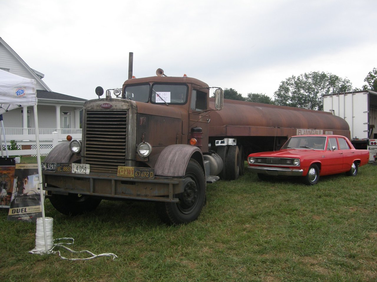 Den bevarade reservlastbilen från Duel, en Peterbilt 281, restaurerad och utställd bredvid en röd Plymouth Valiant på en lastbilsträff i USA 2010. Foto: PanzerschreckLeopard, CC BY 3.0.