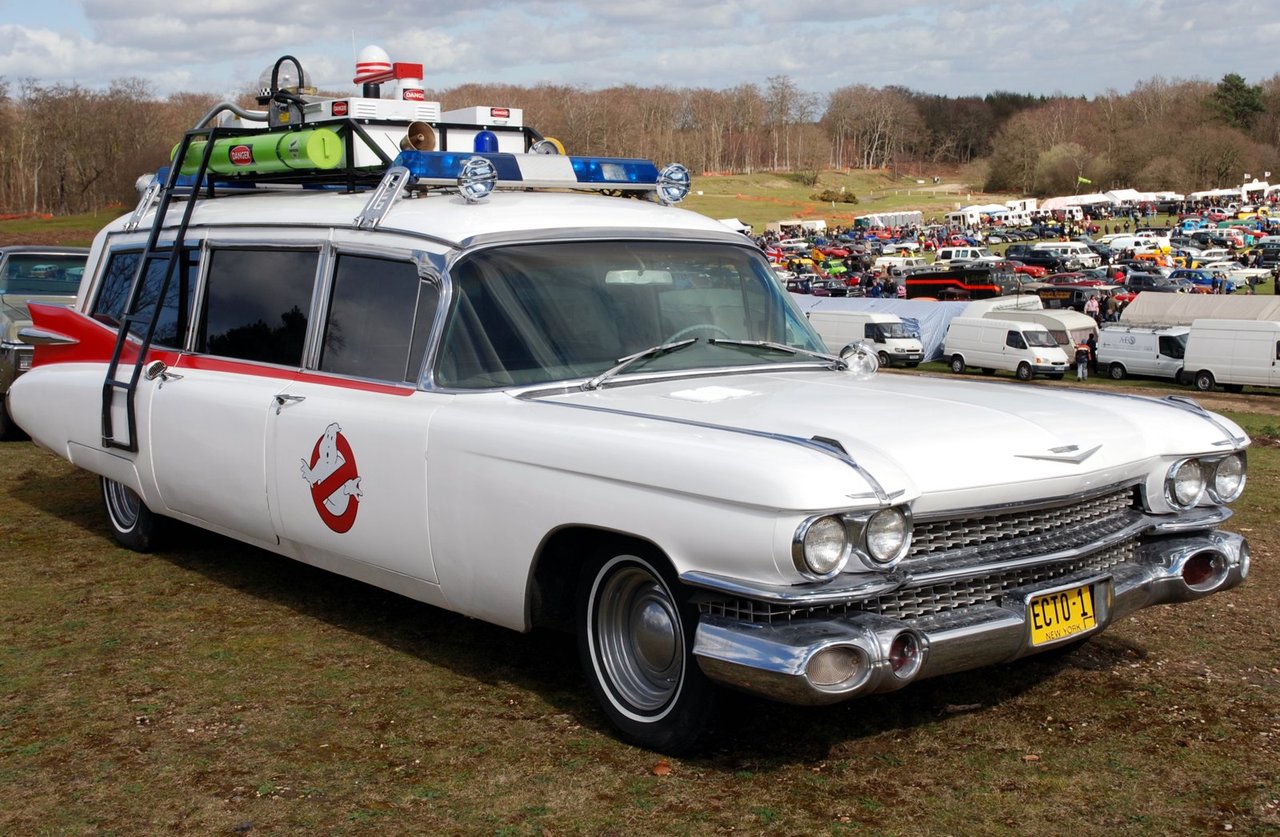 Ecto-1 från Ghostbusters bygger på en Cadillac från 1959 med Miller-Meteor-kaross. Här på en bilutställning 2008. Foto: allen watkin, CC BY-SA 2.0.