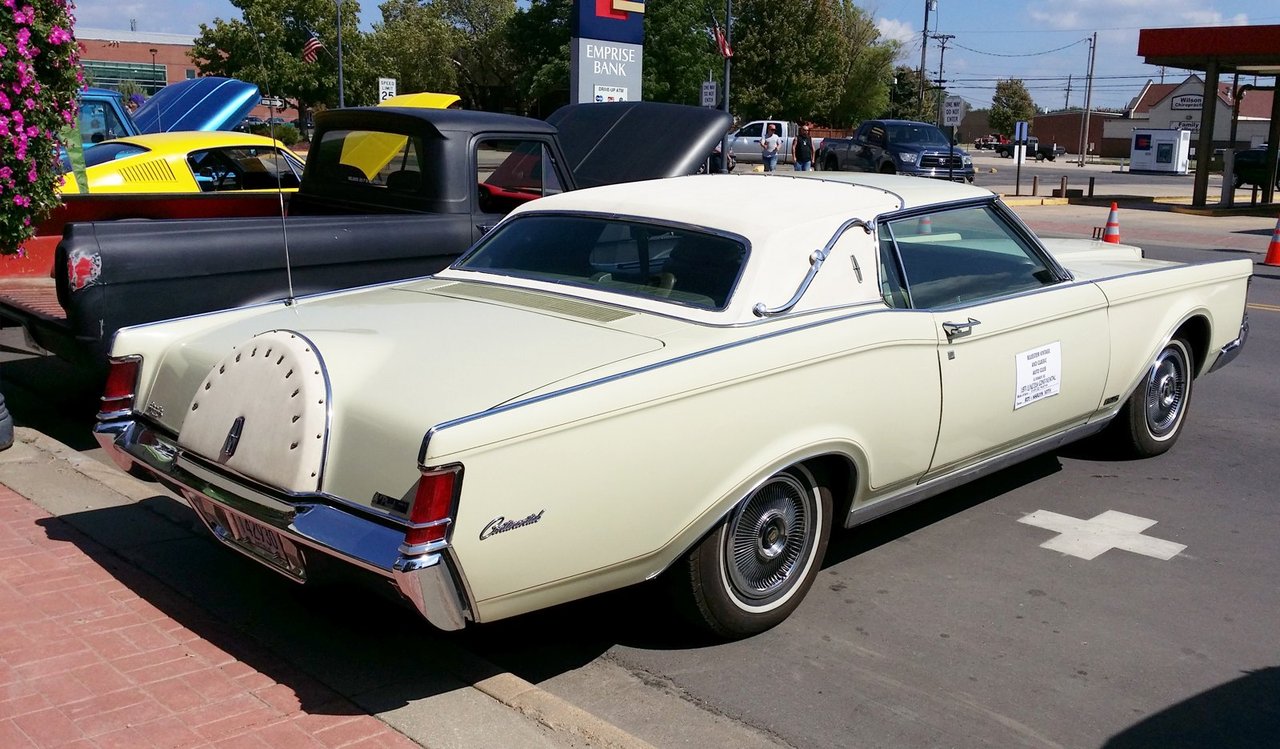 En Lincoln Continental Mark III av 1971 års modell i originalutförande. George Barris byggde om samma modell till den svarta bilen i The Car. Foto: Eric Friedebach, CC BY 2.0.