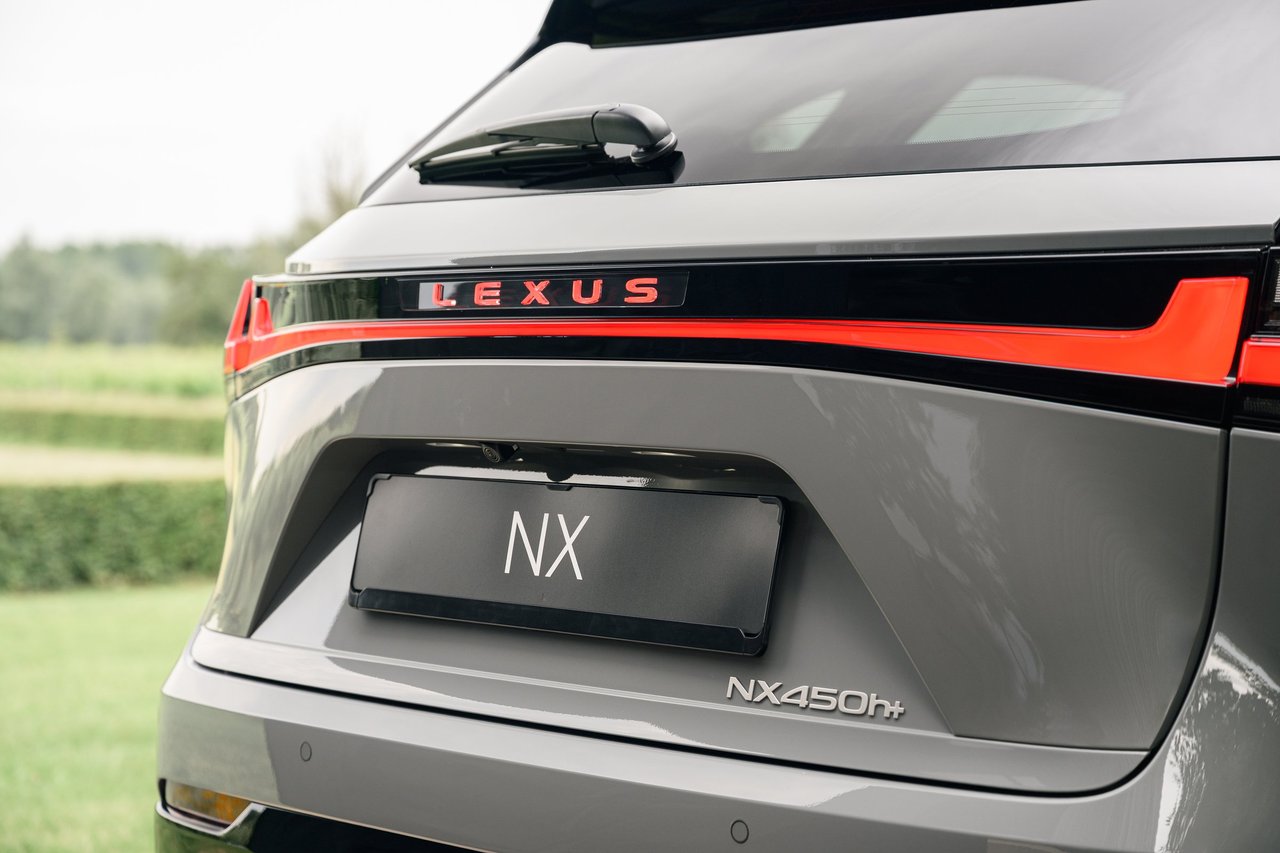Bakpartiet på nya NX 450h+ F SPORT. Bild: Lexus.