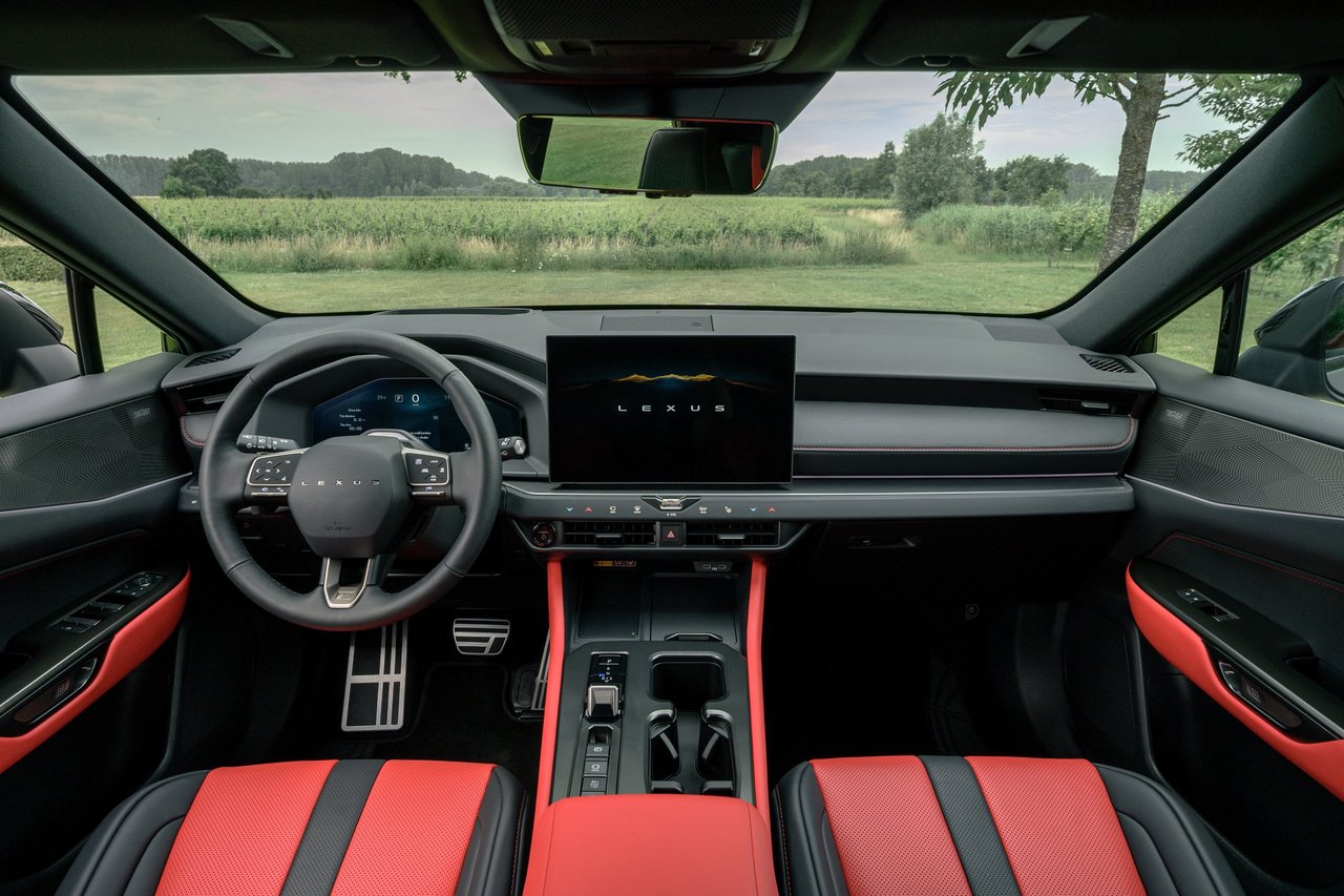 Förarmiljön med 12,3 tums förardisplay och 14 tums multimediaskärm, här i F SPORT-utförande. Bild: Lexus.