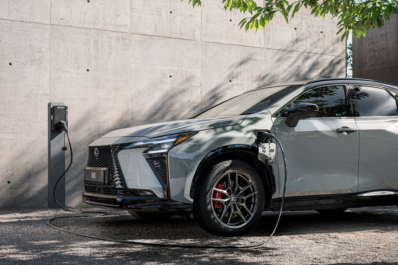 Nya Lexus NX 450h+ F SPORT vid en laddbox. Laddhybriden kan för första gången snabbladdas med likström. Bild: Lexus.