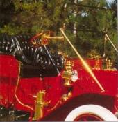 Förutom vindruteramen är alla mässingsdelarna original. Lamporna drivs med acetylen från en trycktank som Schramm beställde till bilen, istället för karbidgeneratorn som var standard. Från luftbollen bredvid föraren leds luften via en ledning till det vackra hornet.
