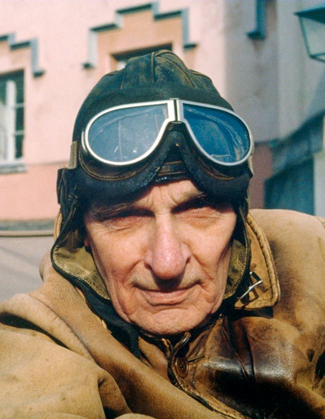 Uno Ranch, vid tillfället 84 år, tidsenligt klädd för en biltur med Bugatti Type 44.