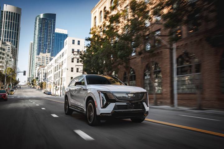 Cadillac Escalade IQ tar plats i stadsbilden med sin imponerande storlek och futuristiska design.