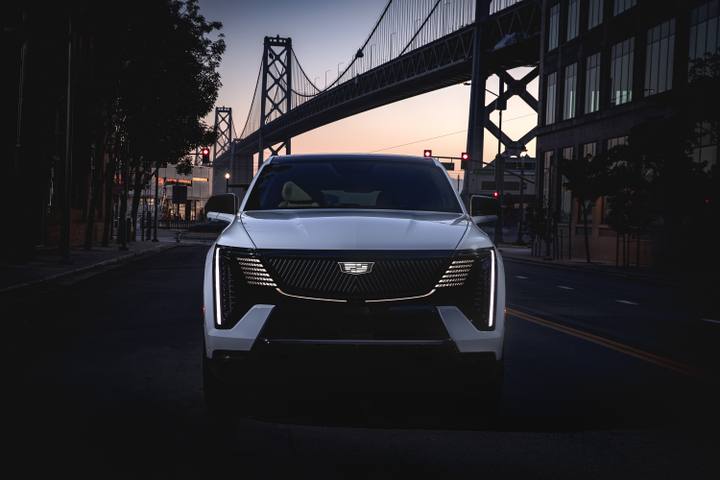 Den mäktiga fronten på Escalade IQ lyser upp i skymningen. Den signalerar tydligt att detta är en Cadillac som inte ber om ursäkt.