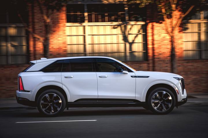 Den över 5,6 meter långa Cadillac Escalade IQ rullar ut på vägen, en tydlig statement av amerikansk lyx och närvaro.