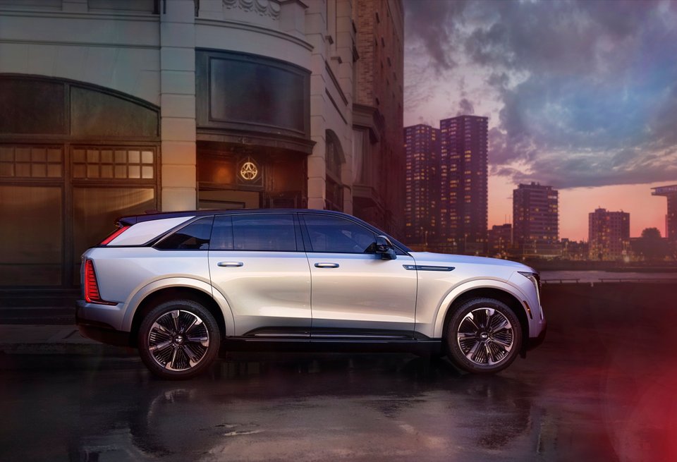 Den 5,6 meter långa Escalade IQ:n är nästan lika stor som en mindre limousine, vilket den här bilden illustrerar väl.