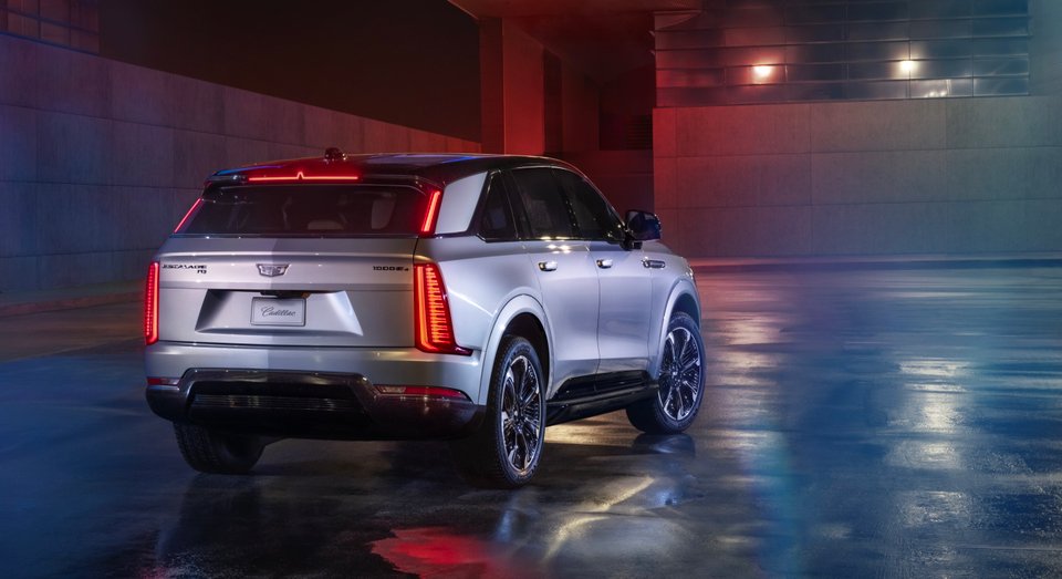 Den bakre designen med de karakteristiska vertikala LED-lamporna förstärker Escalade IQ:s mäktiga närvaro, även bakifrån.