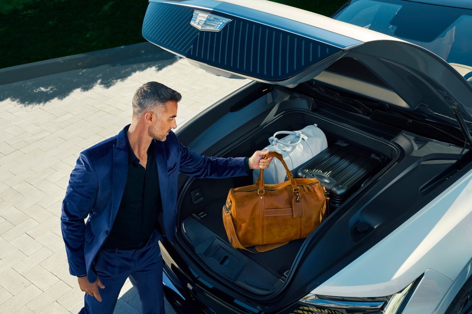 Cadillac Escalade IQ har inte bara ett generöst bagageutrymme där bak; framtill finns också en rejäl ”frunk” för extra packning, perfekt för weekendresan.