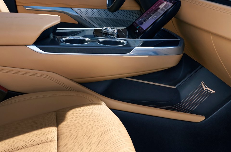 Den exklusiva interiören i Escalade IQ med generösa utrymmen, bekväma stolar i ljust läder och en elegant vinklad pekskärm.