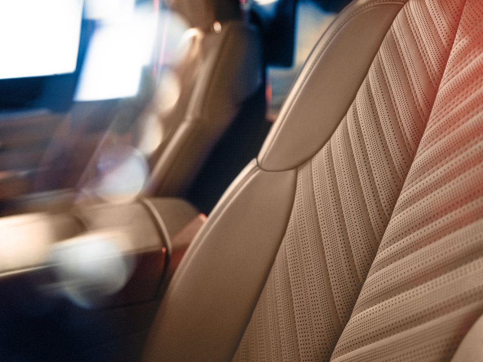 Den perforerade läderklädseln i Cadillac Escalade IQ framhäver bilens exklusiva känsla och fokus på detaljer.