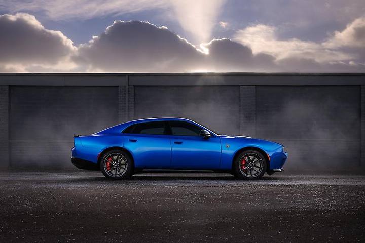 Den eldrivna Dodge Charger Daytona i sin rätta element – en modern muskelbil redo att dominera vägen med eldriven prestanda.