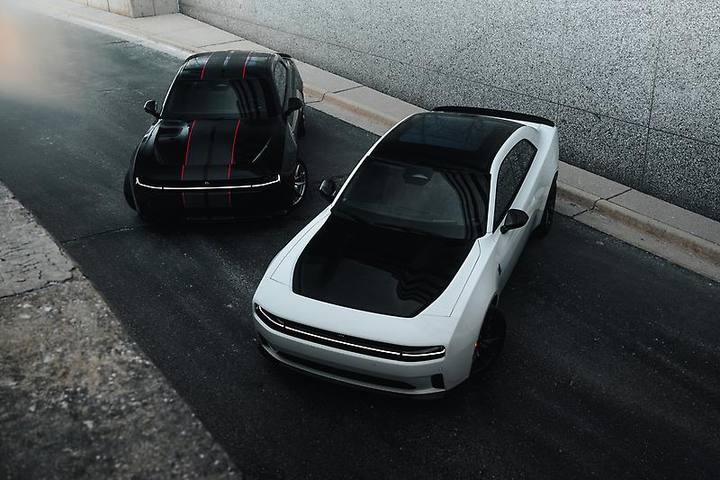 Dubbelt upp av elektrisk muskelkraft: De nya Dodge Charger Daytona-modellerna står redo att ta muskelbilen in i elåldern.