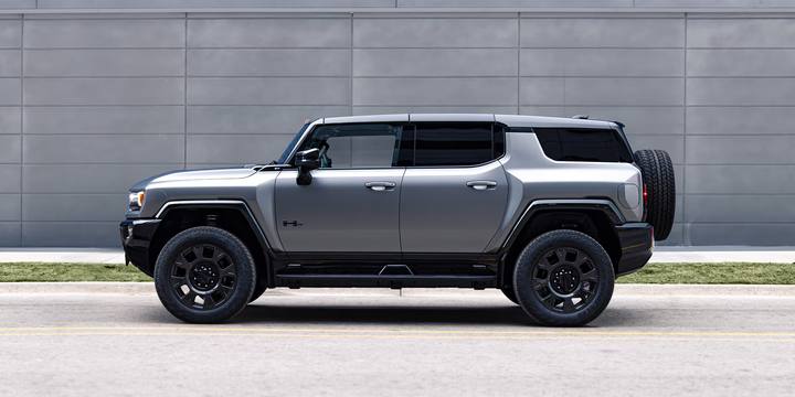 Hummer EV SUV, här i sidoprofil, mäter nästan fem meter på längden och 2,3 meter på bredden. En jätte på alla sätt!