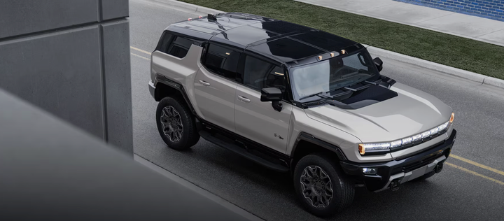 Den enorma GMC Hummer EV SUV är ett tydligt uttalande på vägarna och sticker ut ur mängden med sin kraftfulla design.
