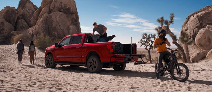 Ford F-150 Lightning passar perfekt för den aktiva familjen, med gott om plats för utrustning och tillbehör för äventyr i vildmarken.