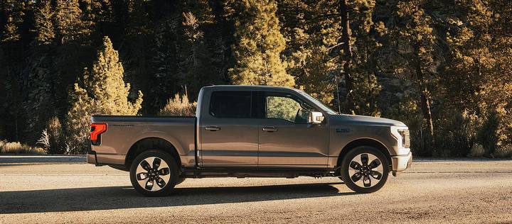 Ford F-150 Lightning bibehåller sin klassiska design, och smälter in perfekt i det amerikanska landskapet. En eldriven, men omisskännlig pickup.