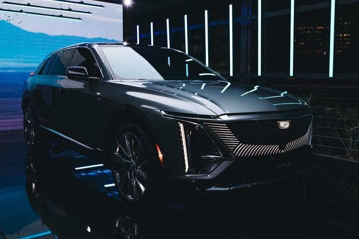 Cadillac LYRIQ har blivit en nyckelfaktor i märkets elbilsstrategi och lockar en ny generation kunder som söker lyx och prestanda.