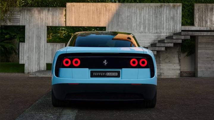Ferrari Luce bakifrån, med de karaktäristiska runda bakljusen och den eleganta designen som bryter mot traditionen.